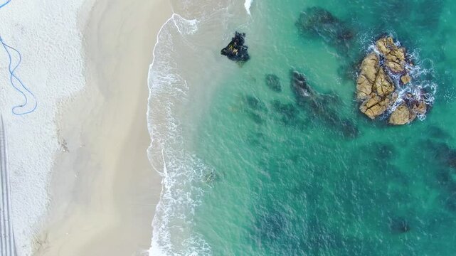 A beautiful beach in Gangwon-do, Korea, and a 4k high-definition photograph of the emerald-blue beach from the sky_12
