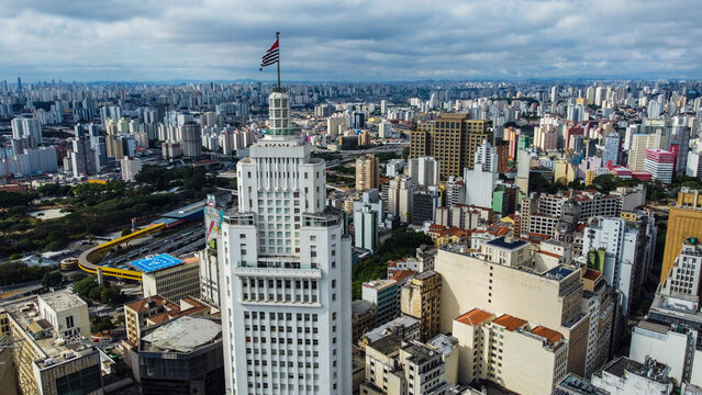 Vis&atilde;o a&eacute;rea do topo do farol santander conhecido como pr&eacute;dio altino arantes. Foto feita em S&atilde;o Paulo, SP, Brasil em 06 Julho 2024