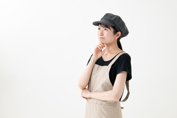 エプロン姿で悩む女性