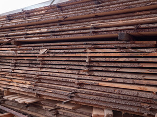 For the storage of lumber, it is essential that it is ventilated. This is ensured by stacking spangles between the lumber. Wood stacked in this way can also be used as a wooden cage.