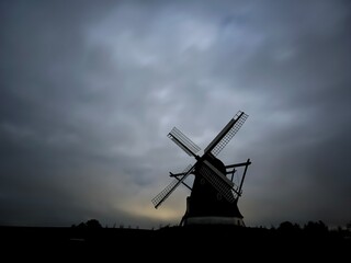Naklejka premium windmill at dusk