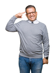 Fototapeta premium Middle age bussines arab man wearing glasses over isolated background Smiling pointing to head with one finger, great idea or thought, good memory