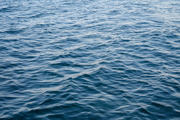 Naklejka premium Rippled gleaming aquamarine sea water surface with shiny sparkles