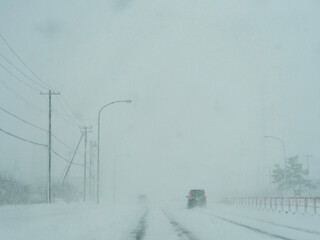 吹雪で見通しが悪い道路