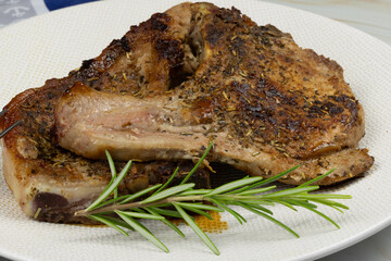 côtes de porc cuites dans une assiette	