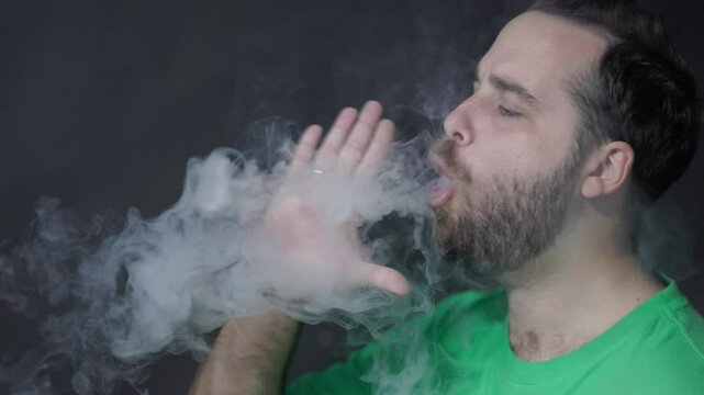 elfbar nachfüll pod läuft aus Apprenez 10 tricks de débutant pour vapoter et fumer : pas à pas main image 0
