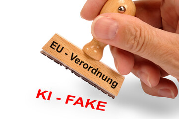 Ein Holzstempel ist beschriftet mit dem Aufdruck EU-Verordnung und dem Abdruck KI-Fake