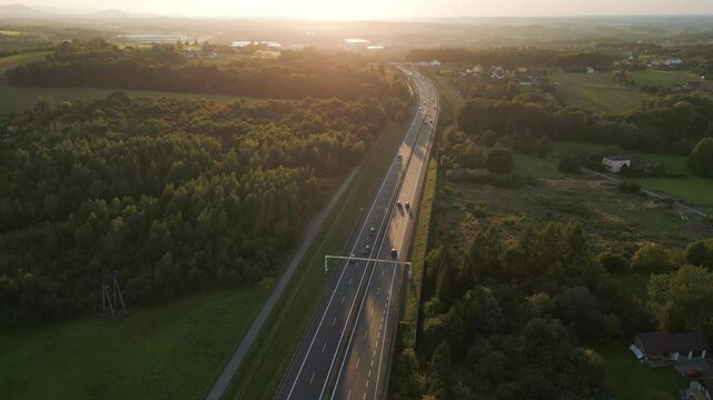 podr&oacute;ż autostradą w stronę zachodu słońca