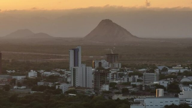 Paisagem da cidade com nascer do sol ao fundo em Patos, Para&iacute;ba.