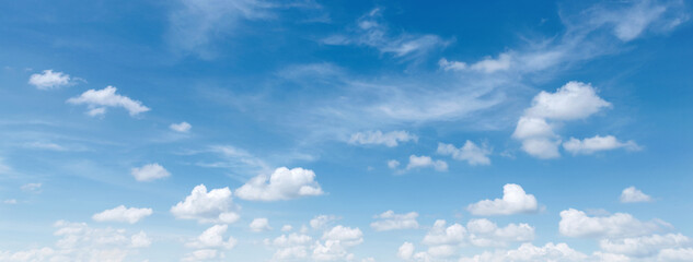 Obraz premium sky is blue and full of clouds. The clouds are scattered throughout the sky