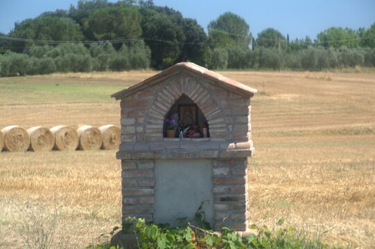Tabernacolo con immagine sacra nei campi - Campagnia Toscana