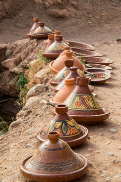 Tejine 01 - fila di pentole tipiche in terracotta 