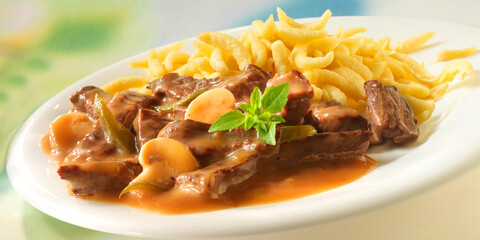 Stroganoff, Geschnetzeltes mit Champignons auf weissem Teller, Fleisch, Nudeln, Tellergericht, Pilze
