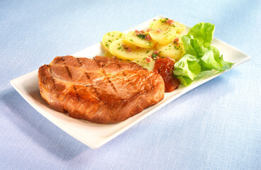 Nackensteak, Fleisch, gegrillt, Kartoffelsalat, Salat, Tellergericht, Schweinefleisch, 