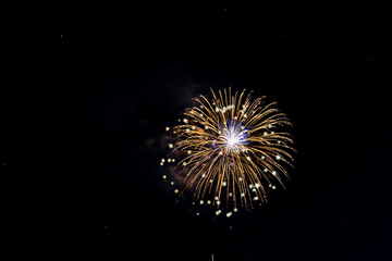 Obraz premium Fireworks Exploding Over the Mountains at night. Vail, Colorado