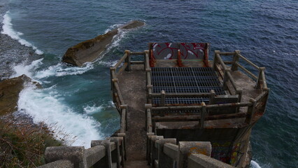 Infrastructure maritime et naval, occupation pendant la seconde guerre mondiale, sur les digues et près d'une plage bretonne, sortie de nature et fracassement des vagues sur les rochers, observation