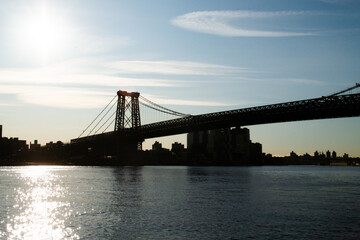 Silueta del puente Williamsburg al amanecer desde la orilla de Manhattan en Nueva York, USA. Vistas desde el parque John V. Lindsay East River. 09 de Noviembre de 2019.
