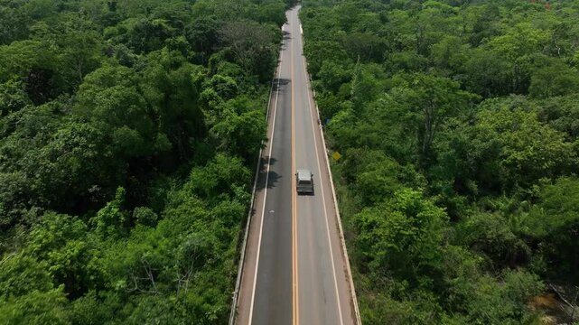 Carro seguindo pela estrada