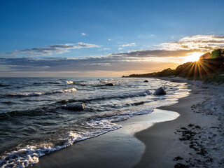 Sonnenuntergang am Strand mit Felsen