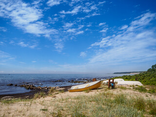 einsamer Strand auf Bornholm mit kleinem Boot