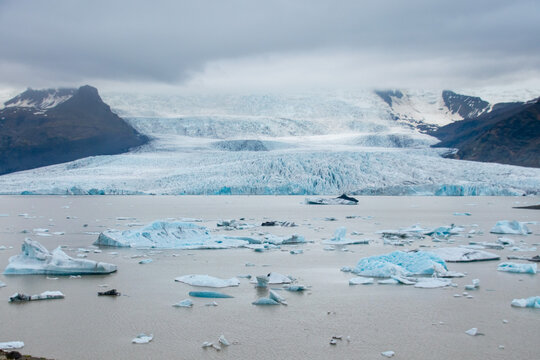 Fjalls&aacute;rl&oacute;n glacier melt behind a lagoon with floating icebergs