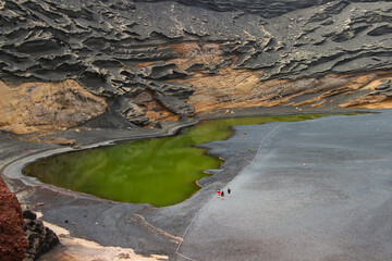 Krajobraz wulkaniczny nad jeziorem, El Golfo, Lanzarote, tapeta,  egzotyczne tło © anettastar