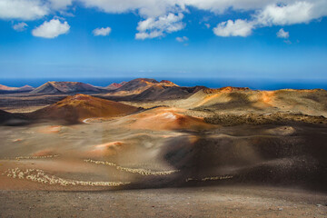Krajobraz wulkaniczny, słoneczny dzień, Park Timanfaya, dzika przyroda, tapeta, egzotyczne tło, Lanzarote © anettastar