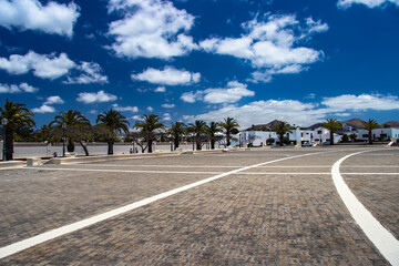 Podróże i zwiedzanie, niebieskie niebo z chmurami, egzotyczna wyspa Lanzarote, Wyspy Kanaryjskie © anettastar