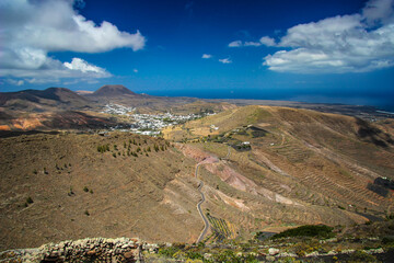 Egzotyczny krajobraz, wyspy kanaryjskie, wyspa Lanzarote, w tle niebieskie niebo i białe chmury © anettastar