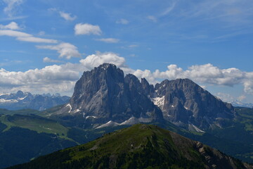 Naklejka premium Schöne Landschaft auf Seceda mit Blick zu Langkofel und Plattkofel in Südtirol 