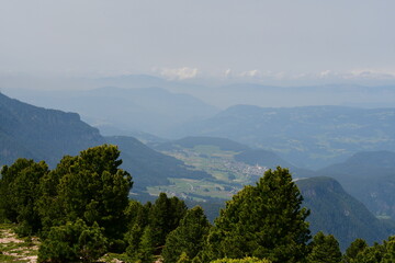 Schöne Landschaft mit Bergen auf dem Raschötz in Südtirol 