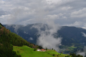 Schöne Landschaft mit Woken bei Kastelruth n Südtirol 