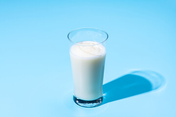 水色の背景にバニラシェイク