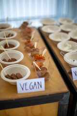 Schön dekorierter Catering-Bankett-Tisch mit verschiedenen Snacks und Vorspeisen auf Firmenweihnachtsfeier oder Hochzeitsfeier. 