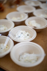 Schmackhafter Kartoffelsalat in kleinen Schüsseln