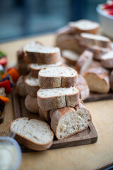 Frisch geschnittenes ​​Brot auf einem Holzbrett