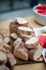 Frisch geschnittenes ​​Brot auf einem Holzbrett