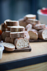Frisch geschnittenes ​​Brot auf einem Holzbrett