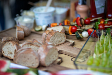 Traditionelles hausgemachtes Baguettebrot auf einem Holzschreibtisch