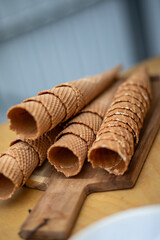 Frischgebackene, leere Kegel für Eis