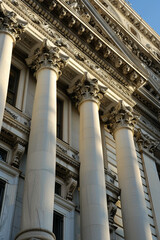 Obraz premium A grand neoclassical building with ornate columns and detailed architecture, representing historical significance and architectural heritage.
