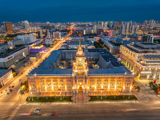Obraz premium Yekaterinburg City Administration or City Hall and Central square at summer evening. Evening city in the summer sunset, Aerial View.