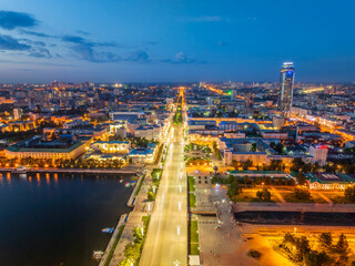 Obraz premium Embankment of the central pond and Plotinka in Yekaterinburg at summer or early autumn night. The historic center of the city of Yekaterinburg, Russia, Aerial View