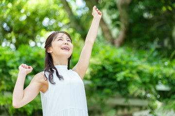 公園でストレッチをする女性