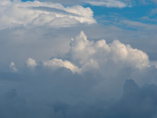 積乱雲が立ち昇る真夏の空