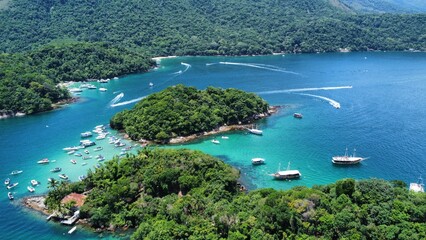 Fototapeta premium Passeio de escuna e Lancha em na Lagoa Azul em Angra dos Reis, Costa Verde Rio de Janeiro