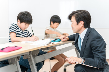 小学生に教える塾講師・教師・教員（学習塾・先生）
