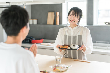 お弁当を食べる夫婦・男性と女性（新婚・結婚生活・いただきます・挨拶）
