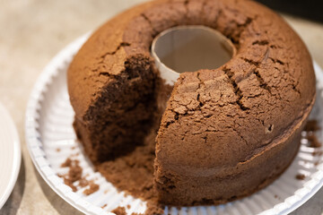 Bolo de chocolate faltando uma fatia.