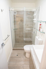 baño de departamento con fregadero y ducha